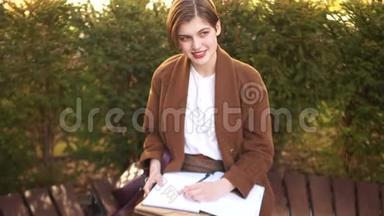 <strong>短发</strong>女孩，穿着<strong>棕色</strong>外套，有笔记本和摘要。 一个学生正在准备考试，而坐在